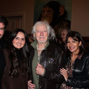 Le producteur Damien Nougarède, invité, Hugues Aufray, Anne Hidalgo, invitée - Hugues Aufray reçoit la médaille Grand Vermeil de la ville des mains d'Anne Hidalgo, à l'hôtel de ville de Paris le 18 décembre 2025. © Philippe Baldini/Bestimage
