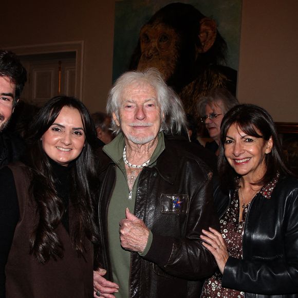 Le producteur Damien Nougarède, invité, Hugues Aufray, Anne Hidalgo, invitée - Hugues Aufray reçoit la médaille Grand Vermeil de la ville des mains d'Anne Hidalgo, à l'hôtel de ville de Paris le 18 décembre 2025. © Philippe Baldini/Bestimage