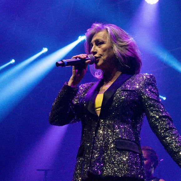 Ce n'était pas la première fois que Lio évoquait ses enfants avec autant de franchise. "Ils m’ont dit qu’ils n’allaient pas bien, avait-elle confié à "Gala" en 2014. Quand j’y ai été confrontée en tant que mère seule, sans la présence des papas, j’ai regardé cette souffrance et je me suis dit que je devais y apporter une réponse."

Lio - Les chanteurs de la tournée, les années 80, en concert au Phare à Chambéry le 25 novembre 2022. Sandrine Thesillat / Panoramic / Bestimage