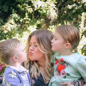 Kelly Clarkson est émue aux larmes en évoquant son premier Noël en solo après son divorce dans son émission sur NBC en 2022.
Crédit : Backgrid UK/ Bestimage