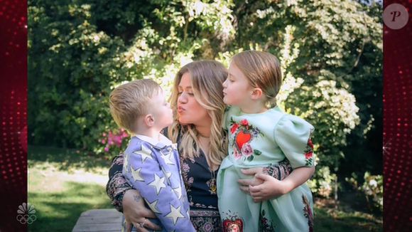 Kelly Clarkson est émue aux larmes en évoquant son premier Noël en solo après son divorce dans son émission sur NBC en 2022.
Crédit : Backgrid UK/ Bestimage