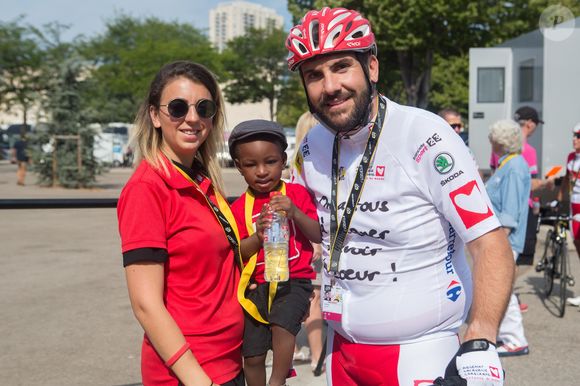 Laurent Ournac et sa femme Ludivine, famille d'accueil de Ibrahima avant départ dans le cadre de l'étape du coeur 2017 au profit de l'association "Mécénat Chirurgie Cardiaque" au stade Orange Vélodrome à Marseille, le 22 juillet 2017.

© CVS/Bestimage