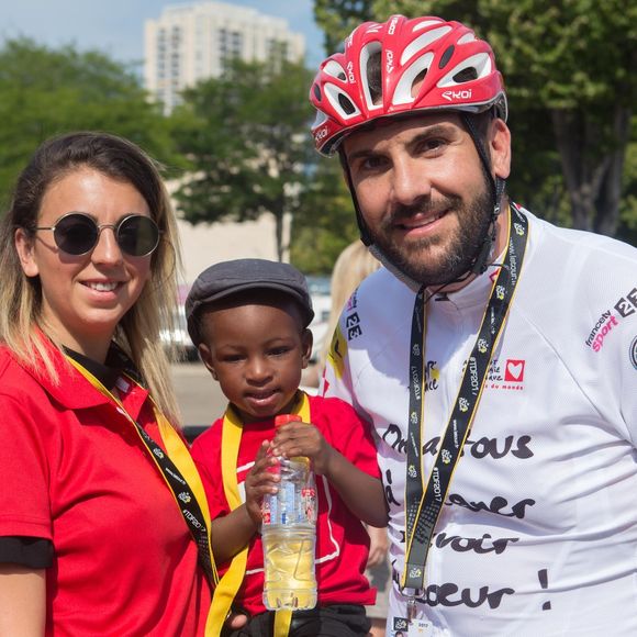 Laurent Ournac et sa femme Ludivine, famille d'accueil de Ibrahima avant départ dans le cadre de l'étape du coeur 2017 au profit de l'association "Mécénat Chirurgie Cardiaque" au stade Orange Vélodrome à Marseille, le 22 juillet 2017.

© CVS/Bestimage