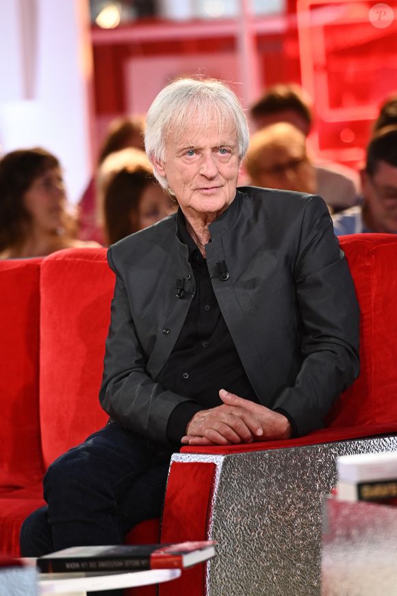 Le directeur artistique Matthieu Moulin a rendu hommage à un homme humble et passionné.

Exclusif - Dave - Enregistrement de l'émission "Vivement dimanche" au studio Gabriel à Paris, le 17 avril 2024, présentée par M.Drucker, et diffusée le 28 avril 2024 sur France 3.
© Guillaume Gaffiot / Bestimage