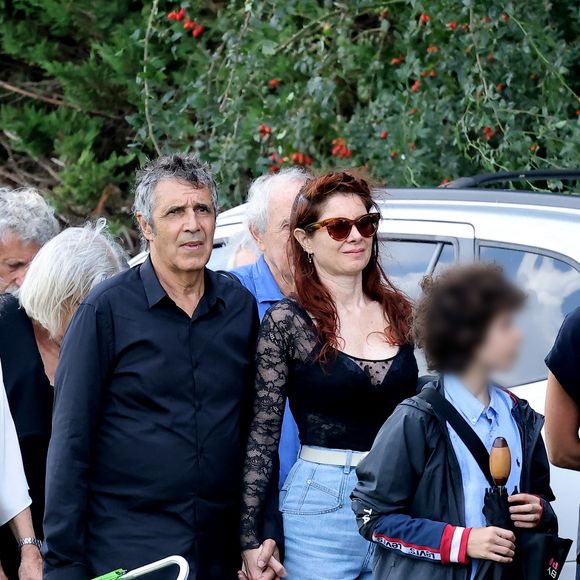 Julien Clerc, sa femme Hélène Grémillon et leur fils Léonard Clerc aux obsèques civiles du journaliste Gérard Leclerc au cimetière des Trois-Moutiers à Loudun, dans la Vienne, France, le 24 août 2023. © Dominique Jacovides/Bestimage