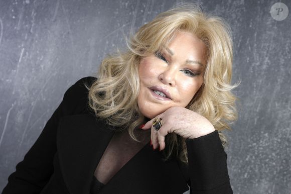 Particulièrement connue en raison de ses opérations de chirurgie esthétique lui valant le surnom de "femme chat",  


Exclusif - Portrait de Jocelyne (Jocelyn) Wildenstein (La femme chat) lors de l'enregistrement de l'émission "Chez Jordan de Luxe" à Paris. Le 16 octobre 2024
© Cédric Perrin / Bestimage