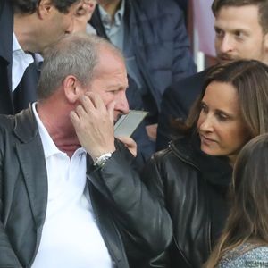 Rolland Courbis et sa femme Clara Paban Courbis dans les tribunes lors du match de Ligue 1 "PSG - Rennes" au Parc des Princes à Paris, le 12 mai 2018.
Agence / Bestimage