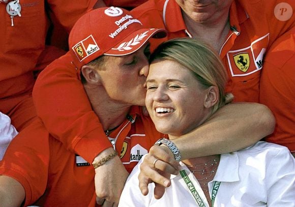 Michael Schumacher embrasse sa femme Corrina alors qu'il célèbre son titre de champion du monde après sa victoire en Hongrie. Photo by Steve Mitchell/PA Photos/ABACAPRESS.COM