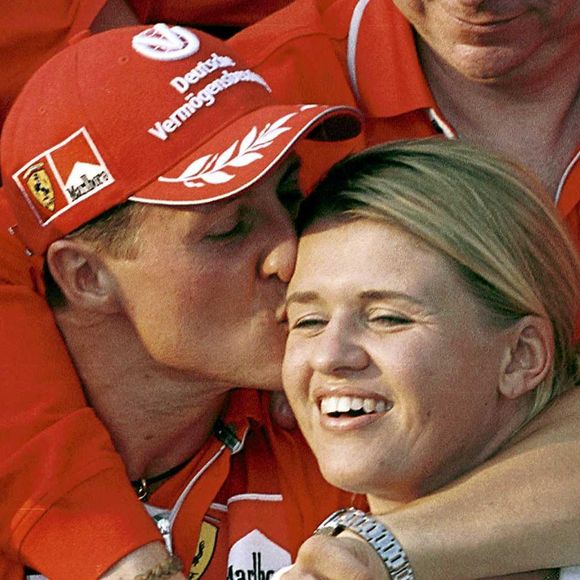 Michael Schumacher embrasse sa femme Corrina alors qu'il célèbre son titre de champion du monde après sa victoire en Hongrie. Photo by Steve Mitchell/PA Photos/ABACAPRESS.COM