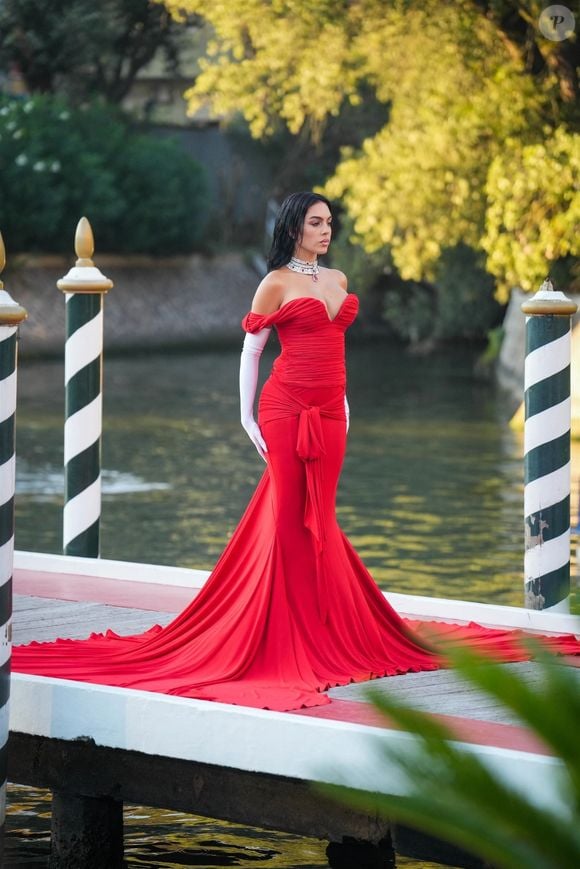 Georgina Rodríguez, la compagne de Cristiano Ronaldo, en séance photo au Lido lors du 80ème Festival International du Film de Venise (Mostra), le 6 septembre 2023.
© Backgrid UK/ Bestimage
