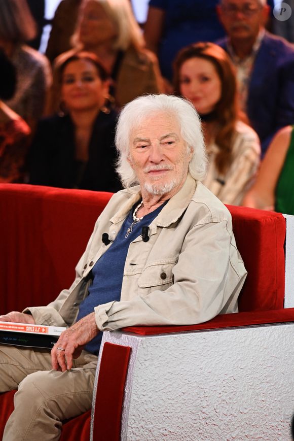 Hugues Aufray continue de travailler et de donner des concerts pour assurer ses revenus et ceux de son équipe.

Exclusif - Hugues Aufray lors de l'enregistrement de l'émission "Vivement dimanche" à Paris, FRanxce, le 9 septembre 2025 et diffusée le 12 octobre 2025 sur France 3. © Guillaume Gaffiot/Bestimage