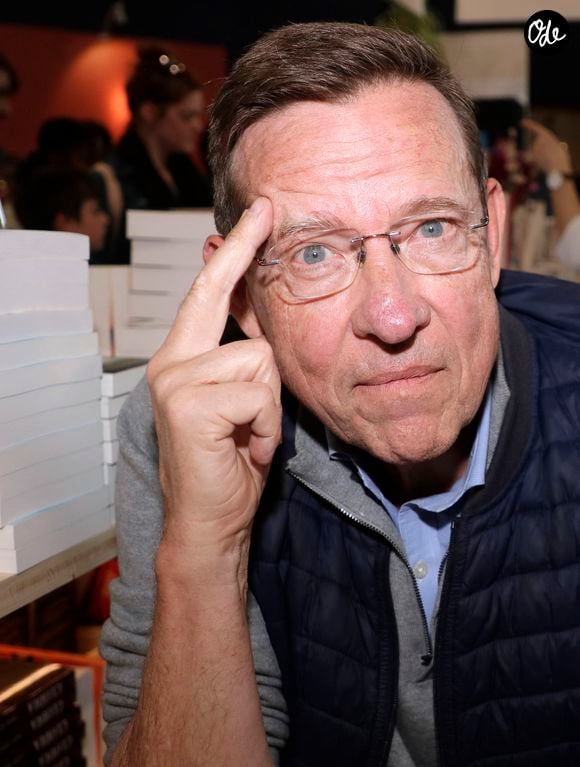 Malgré cette nouvelle épreuve, il reste positif et remercie les professionnels de santé.

Pierre Servent lors du Festival du Livre de Paris 2023 au Grand Palais Éphémère. 

© Cédric Perrin / Bestimage