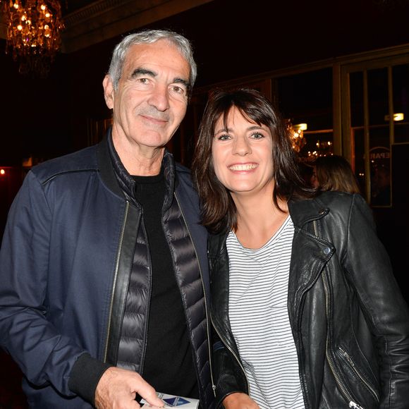 Exclusif - Raymond Domenech et sa compagne Estelle Denis - People en backstage du One-man-show de Ary Abittan sur la scène du Casino de Paris avec son spectacle "My story" à Paris le 3 novembre 2017. © Coadic Guirec/Bestimage