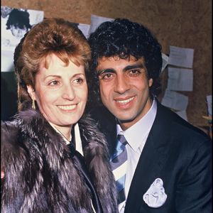 Marié pendant quarante-cinq ans à Suzy Leyris, Enrico Macias a souvent expliqué combien son métier l’avait amené à voyager, et parfois à s’égarer...

Archives - Enrico Macias avec sa femme Suzy dans sa loge de l'Olympia à Paris, en 1985.