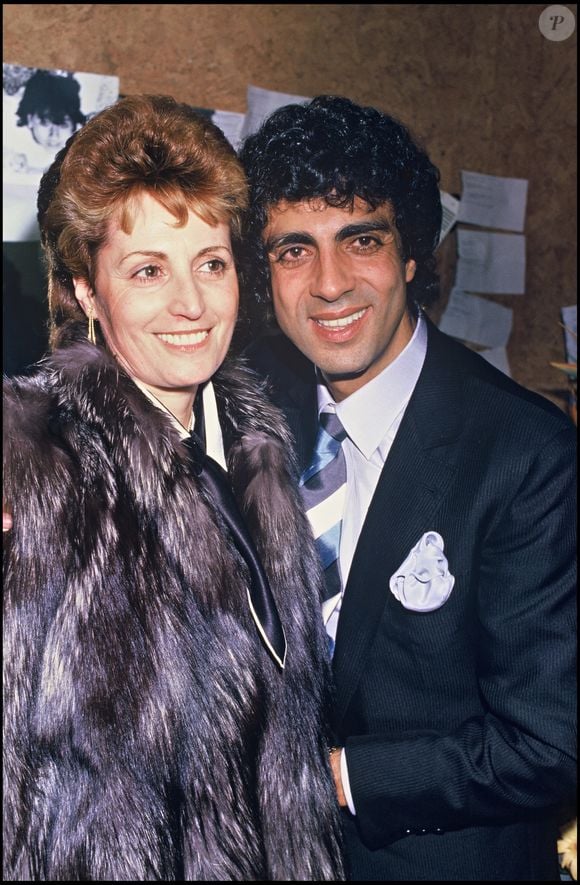 Marié pendant quarante-cinq ans à Suzy Leyris, Enrico Macias a souvent expliqué combien son métier l’avait amené à voyager, et parfois à s’égarer... Archives - Enrico Macias avec sa femme Suzy dans sa loge de l'Olympia à Paris, en 1985.