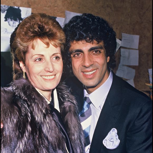 Marié pendant quarante-cinq ans à Suzy Leyris, Enrico Macias a souvent expliqué combien son métier l’avait amené à voyager, et parfois à s’égarer...

Archives - Enrico Macias avec sa femme Suzy dans sa loge de l'Olympia à Paris, en 1985.