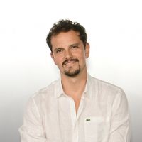 Juan Arbelaez dans son quotidien de jeune papa : visite de son appartement baigné de lumière où trône une immense cuisine ouverte sur le salon