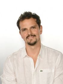 Juan Arbelaez dans son quotidien de jeune papa : visite de son appartement baigné de lumière où trône une immense cuisine ouverte sur le salon