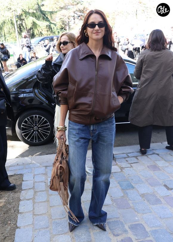 Isabelle Huppert et Shailene Woodley aux arrivées au défilé Balenciaga Collection Femme Prêt-à-Porter Printemps/Eté 2027 lors de la Fashion Week de Paris (PFW) au Tennis Club de Paris, France, le 1er octobre 2026. © Denis Guignebourg/Bestimage
