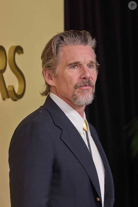 Ethan Hawke arrive au déjeuner des nommés aux Oscars qui s'est tenu dans la salle de bal internationale du Beverly Hilton le mardi 10 février 2026. Photo par Photo Press Service / BESTIMAGE