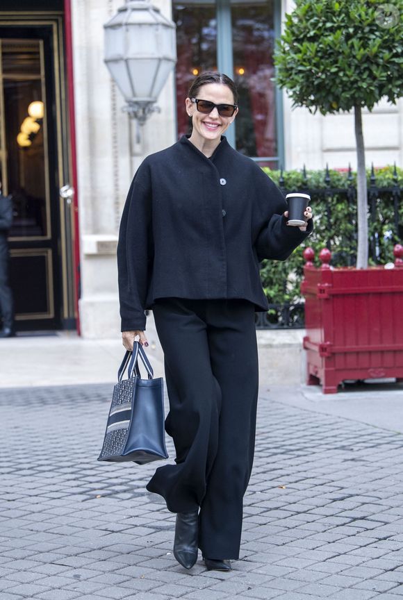 24 septembre 2024.

Jennifer Garner est photographiée à la sortie de son hôtel à Paris portant un sac à main Dior.