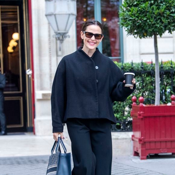 24 septembre 2024.

Jennifer Garner est photographiée à la sortie de son hôtel à Paris portant un sac à main Dior.