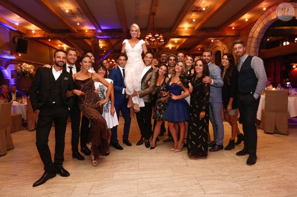 Exclusif - Katrina Patchett, Maxime Dereymez et Valentin D'Hoore entourés de tous les danseurs et danseuses ainsi que de Shy'm, Alizée, Fauve Hautot et Rayane Bensetti - Mariage de Katrina Patchett et Valentin D'Hoore vendredi à 14 h à la mairie de Linselles dans les Hauts-de-France suivi d'une cérémonie civile d'échange d'anneaux, dont le maître de cérémonie était Maxime Dereymez, dans l'orangerie du château du Biez à Pecq en Belgique le 1er septembre 2017. © Philippe Doignon/Bestimage