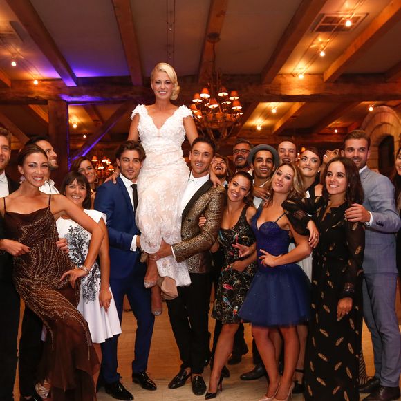 Exclusif - Katrina Patchett, Maxime Dereymez et Valentin D'Hoore entourés de tous les danseurs et danseuses ainsi que de Shy'm, Alizée, Fauve Hautot et Rayane Bensetti - Mariage de Katrina Patchett et Valentin D'Hoore vendredi à 14 h à la mairie de Linselles dans les Hauts-de-France suivi d'une cérémonie civile d'échange d'anneaux, dont le maître de cérémonie était Maxime Dereymez, dans l'orangerie du château du Biez à Pecq en Belgique le 1er septembre 2017. © Philippe Doignon/Bestimage