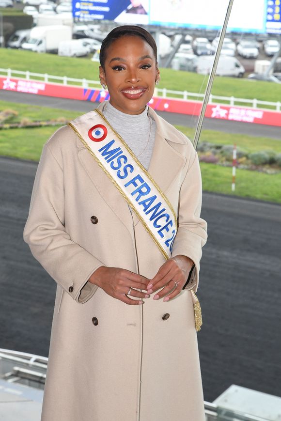 Angelique Angarni Filopon, Miss France 2025 présente à l Hippodrome Paris Vincennes pour remettre au vainqueur le Prix de France, Vincennes, France, le 26 janvier 2025.
26/01/2025-Paris, FRANCE.