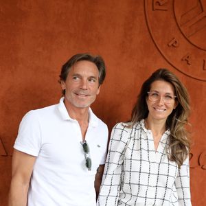 Interviewée le 6 janvier 2020 sur le plateau de Jordan de Luxe, celle qui a été marraine de la Patrouille de France avait également révélé quelques détails sur sa relation de couple avec Nicolas Vix.
Nicolas Vix et sa compagne Anne-Claire Coudray au village (jour 13) lors des Internationaux de France de Tennis de Roland Garros 2022 à Paris, France, le 3 juin 2022. Dominique Jacovides/Bestimage