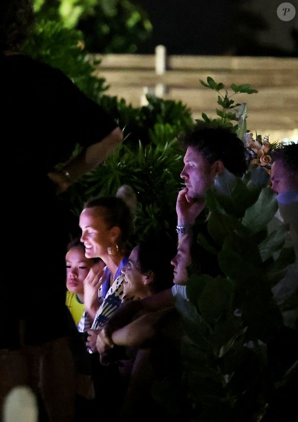Exclusif -  Joy Hallyday  - Laeticia Hallyday et son compagnon Frédéric Suant se recueillent sur la tombe de Johnny au cimetière Lorient à Saint Barthélemy le18 mars 2025.

© Dominique Jacovides / Bestimage (pour infos voir vendeur)