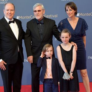 Le prince Albert II de Monaco, Tchéky Karyo, Valérie Kéruzoré et leurs enfants lors du photocall de la cérémonie des Nymphes d'Or du 60ème festival de télévision de Monte Carlo au Grimaldi Forum à Monaco le 22 juin 2021.Cette année, beaucoup de lauréats seront présents en hologramme à cause des restrictions sanitaires

© Bruno Bebert / Bestimage