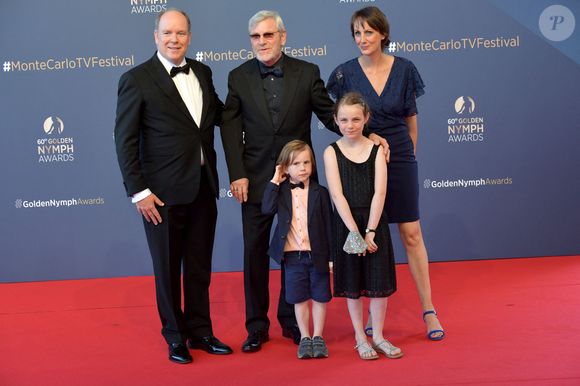 Le prince Albert II de Monaco, Tchéky Karyo, Valérie Kéruzoré et leurs enfants lors du photocall de la cérémonie des Nymphes d'Or du 60ème festival de télévision de Monte Carlo au Grimaldi Forum à Monaco le 22 juin 2021.Cette année, beaucoup de lauréats seront présents en hologramme à cause des restrictions sanitaires

© Bruno Bebert / Bestimage