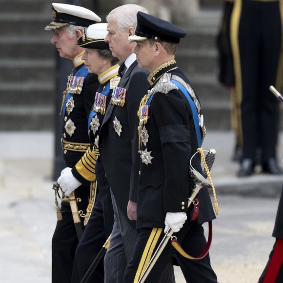 Le troisième fils d'Elisabeth II était persona non grata pour Kate et William en raison des lourdes affaires dans lesquelles il est empêtré, notamment le dossier Epstein.

Le roi Charles III d'Angleterre, La princesse Anne, Le prince Andrew, duc d’York, Le prince Edward, duc de Kent - Procession du cercueil de la reine Elizabeth II d'Angleterre de Wesminster Hall où il était exposé au public, jusqu'à l'Abbaye de Westminster. Londres, le 19 septembre 2022.