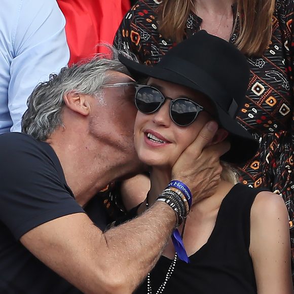 Hélène de Fougerolles et son ex-compagnon Marc Simoncini - People dans les tribunes des Internationaux de France de Tennis de Roland Garros à Paris. Le 8 juin 2018
© Cyril Moreau / Bestimage