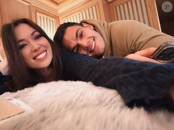 où sont dévoilées des photos d'eux prises à la maternité portant leurs alliances et d'autres devant la mairie suite à leur union.

Elsa Esnoult et son compagnon Alexis sur Instagram