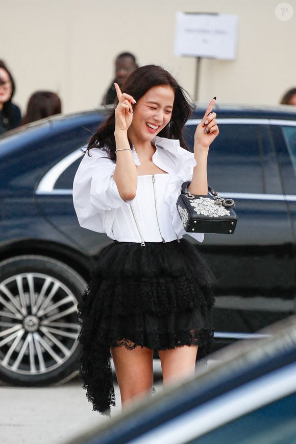 Jisoo à la sortie du défilé Christian Dior Mode Féminine Prêt-À-Porter Automne/Hiver 2025-2026 lors de la Fashion Week de Paris (PFW), à Paris, France, le 4 mars 2025. © Christophe Clovis/Bestimage