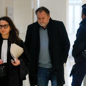 Christophe Ruggia et l'une de ses avocates, Orly Rezlan - Deuxième jour du procès de C.Ruggia, accusé d'agressions sexuelles sur mineures, dont l'actrice A.Haenel alors âgée entre 12 et 14 ans au moment des faits, devant le tribunal correctionnel de Paris, le 10 décembre 2024.