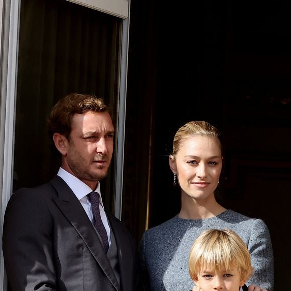 Ce jour-là, ses enfants étaient aussi présents avec leurs petites têtes blondes

Pierre Casiraghi, Beatrice Borromeo, leur fils Francesco Casiraghi - La famille princière de Monaco au balcon du palais, à l'occasion de la Fête Nationale de Monaco, le 19 novembre 2025. © Dominique Jacovides/Bestimage