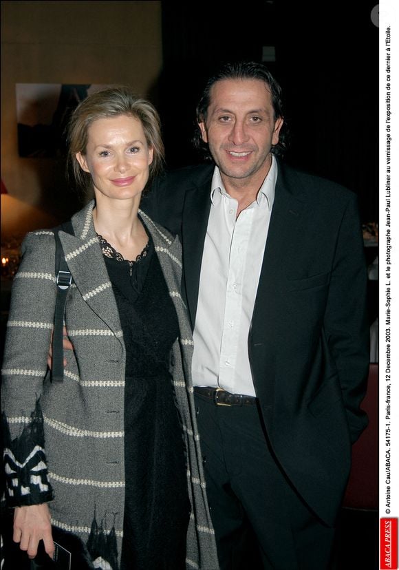 Marie-Sophie L. et le photographe Jean-Paul Lubliner au vernissage de l'exposition de ce dernier ˆ l'Etoile. Le  12 décembre 2003. © Antoine Cau/ABACA