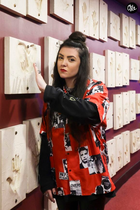 La chanteuse avait vécu une rupture compliqué avec Gia Martinelli.

Exclusif - Hoshi - Backstage - Enregistrement de l'émission "L'Invitation", présentée par B.Montiel et diffusée le 29 décembre sur Olympia TV © Jack Tribeca / Bestimage