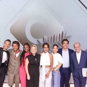 Exclusif - Mohamed Bouhafsi, Bertrand Chameroy, Fanta Kebe, Anne-Elisabeth Lemoine, Amel Bent, Shirel Nataf, Patrick Cohen, Pierre Lescure sur le plateau de l'émission "C à vous" lors du 78ème Festival International du Film de Cannes, France, le 22 mai 2025. © Jack Tribeca/Bestimage