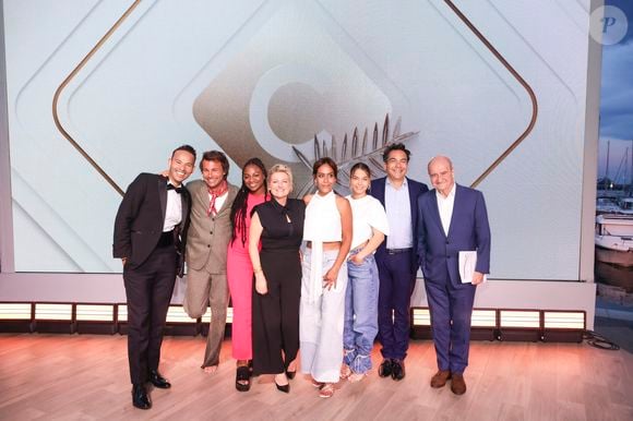 Exclusif - Mohamed Bouhafsi, Bertrand Chameroy, Fanta Kebe, Anne-Elisabeth Lemoine, Amel Bent, Shirel Nataf, Patrick Cohen, Pierre Lescure sur le plateau de l'émission "C à vous" lors du 78ème Festival International du Film de Cannes, France, le 22 mai 2025. © Jack Tribeca/Bestimage