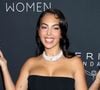 Sur ce cliché, les amoureux arborent deux montres Patek Philippe en diamants, estimées à 700 000 euros chacune.

Georgina Rodríguez au 4ème dîner annuel "Caring for Women" de la Fondation Kering au Pool à New York le 11 septembre 2025. © PPS/Bestimage