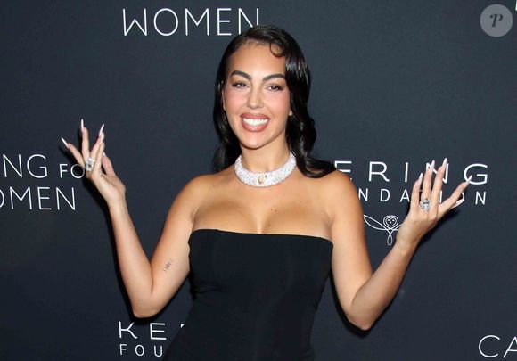 Sur ce cliché, les amoureux arborent deux montres Patek Philippe en diamants, estimées à 700 000 euros chacune.

Georgina Rodríguez au 4ème dîner annuel "Caring for Women" de la Fondation Kering au Pool à New York le 11 septembre 2025. © PPS/Bestimage