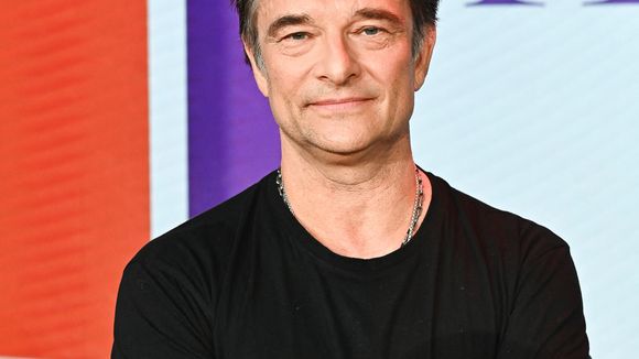 "J'ai été éduqué à l'américaine" : David Hallyday a fréquenté une école particulière, un choix de ses parents Sylvie Vartan et Johnny Hallyday
