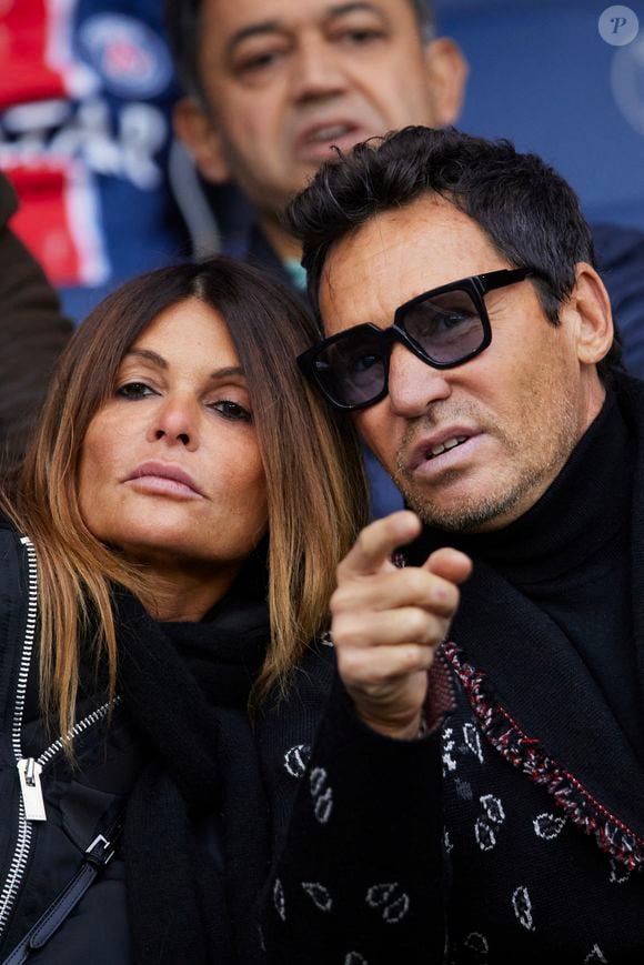 Patrick Blondeau et sa compagne en tribunes du match de Ligue 1 McDonald's opposant le Paris Saint-Germain (PSG) au Racing Club de Lens (RCL) (1-0) au Parc des Princes à Paris, France, le 2 novembre 2024. Cyril Moreau/Bestimage