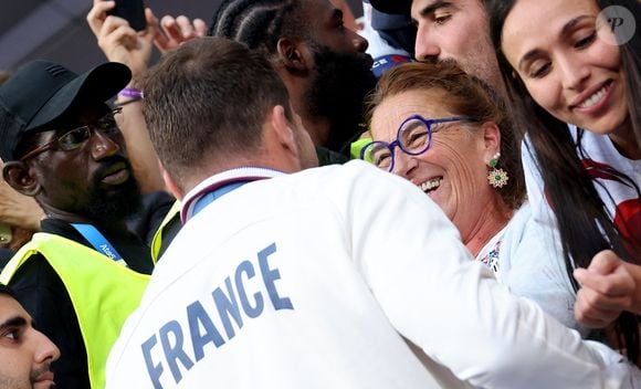 Antoine Dupont et sa mére - Podium - La France remporte la finale en Rugby à 7 après sa victoire face à Fidji (et sa première médaille d'or) lors des Jeux Olympiques (JO) de Paris 2024 au Stade de France à Saint-Denis, Seine Saint-Denis, France, le 27 juillet 2024. © Jacovides-Perusseau/Bestimage