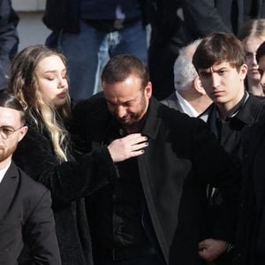 La fille d'Emilie Dequenne, Milla Savarese, Michel Ferracci et son fils Enzo et Mael lors des funérailles de l'actrice belge Emilie Dequenne au crématorium du cimetière du Père Lachaise à Paris, France. Emilie Dequenne, qui avait remporté le prix de la meilleure actrice au Festival de Cannes pour son premier rôle dans le film Rosetta des Dardenne, est décédée à l'âge de 43 ans des suites d'un cancer rare des glandes surrénales. Photo by Nasser Berzane/ABACAPRESS.COM