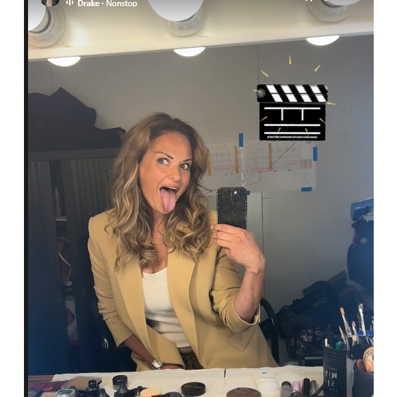 Il s'agit de Géraldine Lapalus
Géraldine Lapalus de retour dans "Camping Paradis", elle poste des photos de tournage le 26 mai 2025, sur Instagram